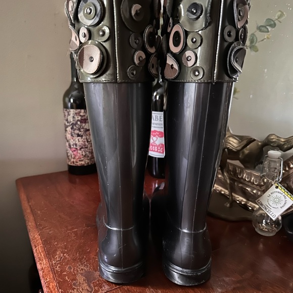 RARE!!!! BURBERRY Button Boots - Picture 3 of 6